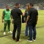Dirigentes do Botafogo entregam camisa do clube a Leila Pereira antes de jogo contra o Palmeiras
