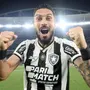 Alex Telles celebra estreia com vitória pelo Botafogo: ‘Que energia, que atmosfera! O sonho continua!’
