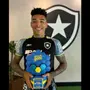 Igor Jesus, do Botafogo, recebe prêmio de artilheiro do Brasileirão em agosto