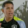 Matheus Martins recorda pênalti da classificação do Botafogo na Libertadores e exalta Artur Jorge: ‘Parecido com o jogo da Europa’