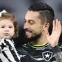 Alex Telles celebra noite especial ao entrar em campo com a filha em vitória do Botafogo: &#8216;Inesquecível. Realizei sonho&#8217;