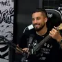 Alex Telles toca guitarra em podcast da Botafogo TV e celebra rápida adaptação ao clube: &#8216;Foi a melhor escolha que eu poderia ter feito&#8217;