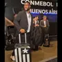 ‘Estou bem’, responde Bastos a torcedora do Botafogo na chegada do time à concentração em Buenos Aires