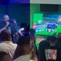 Botafoguense, cantor Tiee sai do palco no meio do show para comemorar gol do Fogão sobre o Palmeiras: &#8216;Eu amo o Botafogo!&#8217;