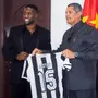Bastos é homenageado em Angola por títulos no Botafogo: &#8216;Quanta honra. Venho exprimir o meu orgulho&#8217;