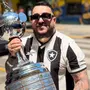 Cantor Farias, do Pagode do Adame, faz edit de viagem para título do Botafogo na Libertadores: &#8216;Melhor dia da minha vida&#8217;