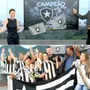 Torcedora do Flamengo, Mariana Gross é trolada com &#8216;notícia de última hora&#8217; no RJ1 e acaba caindo na festa do título da Libertadores do Botafogo
