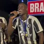 Jogadores do Botafogo comemoram título brasileiro com rápida festa em camarote e até cantam pagode; veja vídeos