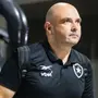 Carlos Leiria diz que segue à frente do sub-23, mas se põe à disposição para ajudar Botafogo: ‘Meu trabalho é passar tranquilidade para a direção tomar a melhor decisão’