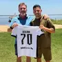 Óscar Romero se encontra com presidente da Conmebol e o presenteia com camisa do Botafogo