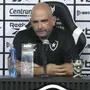 Carlos Leiria descarta mudança de planejamento no Botafogo para &#8216;antecipar&#8217; entrada do time principal: &#8216;Não passa pela cabeça. O que passa é uma cobrança interna para ter melhor desempenho&#8217;