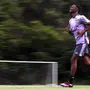 Jeffinho corre no gramado do CT e avança em processo de transição no Botafogo