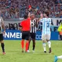 Cuiabano é expulso por chutar rosto de adversário e desfalca Botafogo no jogo de volta contra o Racing