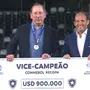 Botafogo leva R$ 5,25 milhões com vice da Recopa; John Textor recebe ‘cheque’ e joga medalha para a torcida