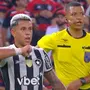 Matheus Martins reclama de cotovelada de De La Cruz em Flamengo x Botafogo: ‘Bandeirinha viu e não comentou nada. É sempre assim’