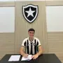 Volante do sub-20 assina primeiro contrato profissional com Botafogo e tem multa de R$ 170 milhões