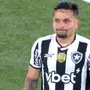 Artur sente dores na coxa e deve desfalcar Botafogo contra o Flamengo; Allan herdaria vaga