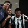 Torcida do Botafogo organiza homenagens a Igor Jesus em despedida no Estádio Nilton Santos