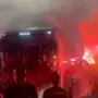 Rua de fogo! Torcida do Botafogo faz bonita festa na chegada do ônibus ao Nilton Santos antes do duelo com Universidad de Chile