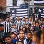 Marlon Freitas, Alex Telles e Igor Jesus celebram encontro com crianças em tour da taça do Mundial promovido pelo Botafogo