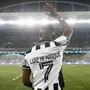 Luiz Henrique é homenageado no intervalo de jogo e ovacionado pela torcida: ‘Botafogo me acolheu como um filho’