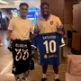 Outrora alvo alvinegro, Bitello visita Botafogo e troca camisa com Elias Manoel