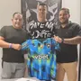 Cristhian Loor posa com a camisa do Botafogo e assina contrato de quatro anos