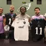 GALERIA: Botafogo faz primeiro treino no CT do Philadelphia Eagles e é recebido por astro da NFL