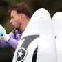 Acordo entre Botafogo e Corinthians pelo goleiro Neto segue sem definição; salário é entrave