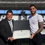 Lateral do Botafogo, Alex Telles recebe em mãos título de Cidadão Honorário do Rio de Janeiro