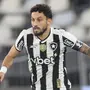 Torcida do Botafogo prefere Alex Telles para assumir faixa de capitão com saída de Marlon Freitas