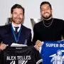 Aniversariante do dia, Alex Telles, do Botafogo, visita ex-clube em Portugal e recebe homenagem