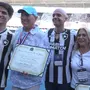 John Textor recebe Medalha Pedro Ernesto no Nilton Santos antes de jogo com Fortaleza e se emociona: ‘Aprendi como esse clube é especial’
