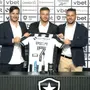 Martín Anselmi é apresentado pelo Botafogo: &#8216;Representar essa camisa é responsabilidade e ambição muito grande para a nossa carreira&#8217;