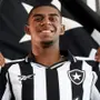 Wallace Davi revela emoção ao encontrar ídolo Carli e celebra acerto com Botafogo: ‘Era um sonho jogar aqui. Vou honrar a camisa do Fogão’