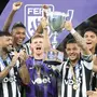Capitão do sub-20, Justino ergue o troféu do Botafogo de campeão da Taça Rio; Ferraresi e Júnior Santos ganham medalhas
