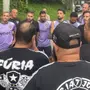 Organizada do Botafogo vai ao CT e tem conversa com jogadores após eliminação na Libertadores